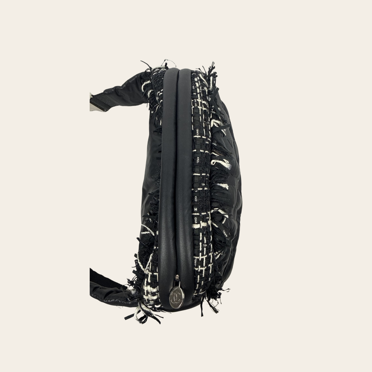 CHANEL — Sac banane Coco Neige en nylon et tweed noir & blanc