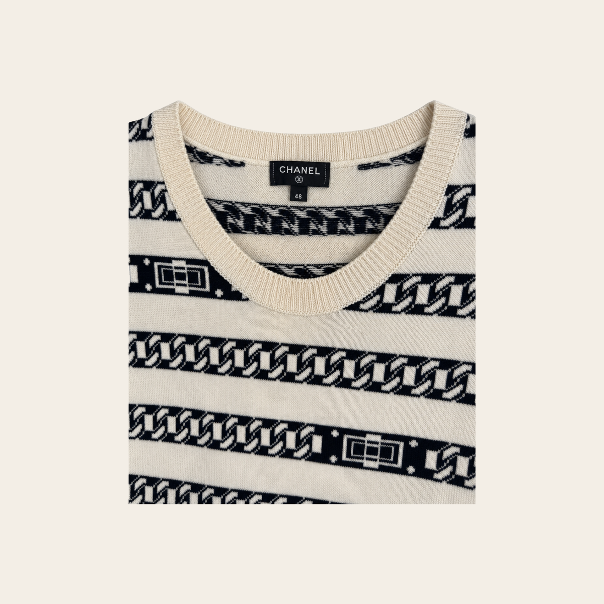 CHANEL — Robe en cachemire à motif chaînes et boutons Coco, Taille FR 48
