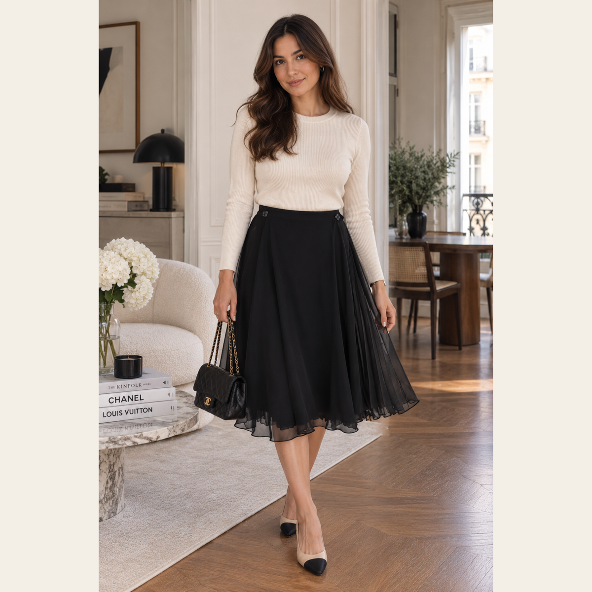CHANEL — Jupe vintage noire en mousseline plissée à bouton CC, Taille FR 38