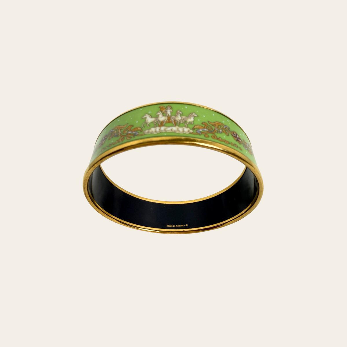 HERMÈS — Bracelet large en émail imprimé « Chevaux », vert & doré