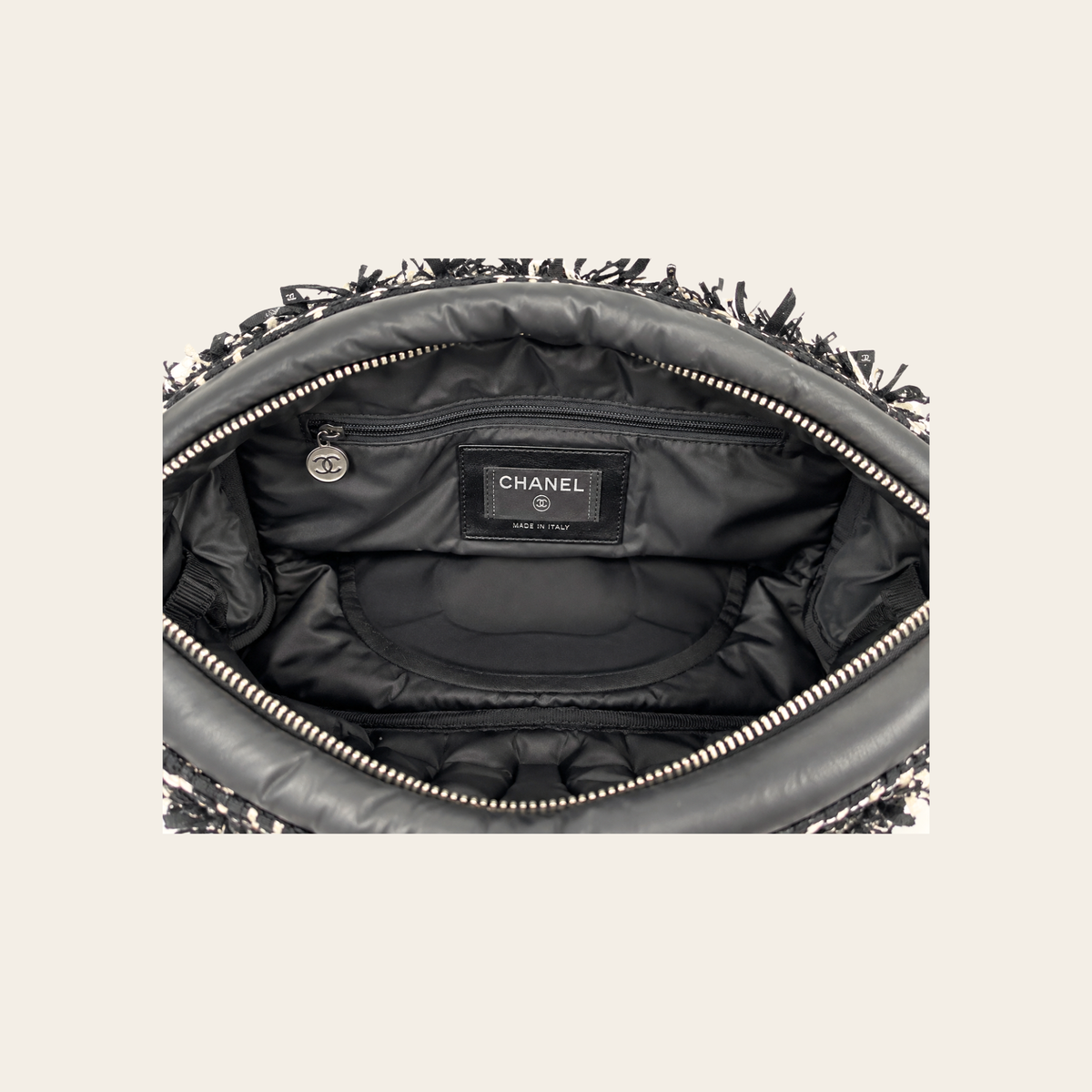 CHANEL — Sac banane Coco Neige en nylon et tweed noir & blanc