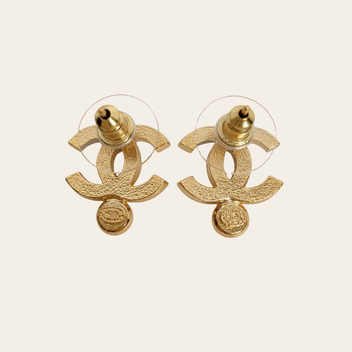 CHANEL — Boucles d’oreilles CC en métal doré à cristaux et strass solitaire