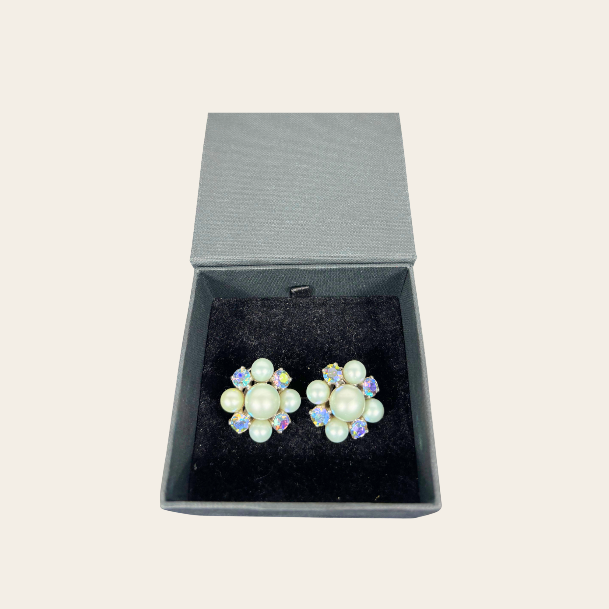 SCHIAPARELLI – Boucles d'Oreilles Clip Fleur à Perles et Cristaux Aurora Borealis