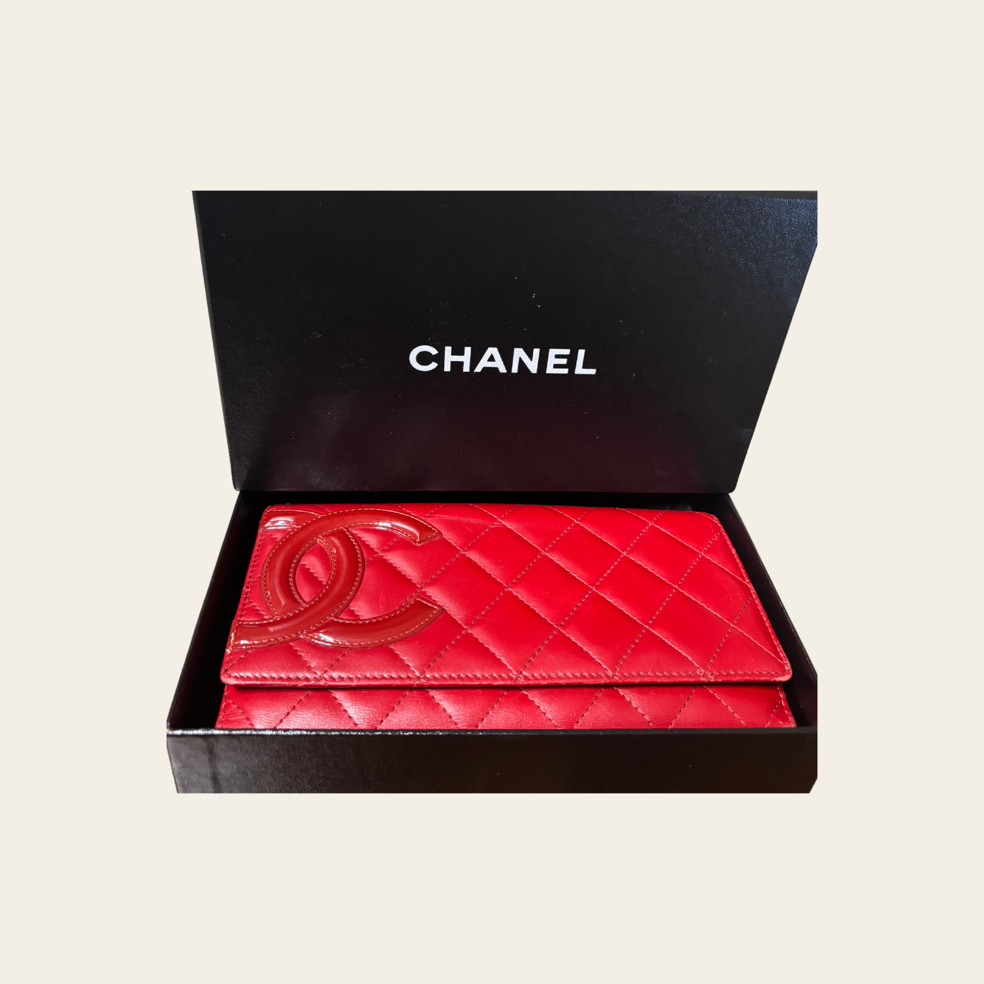 CHANEL – Portefeuille Camélia CC Matelassé Rouge en Cuir d'Agneau