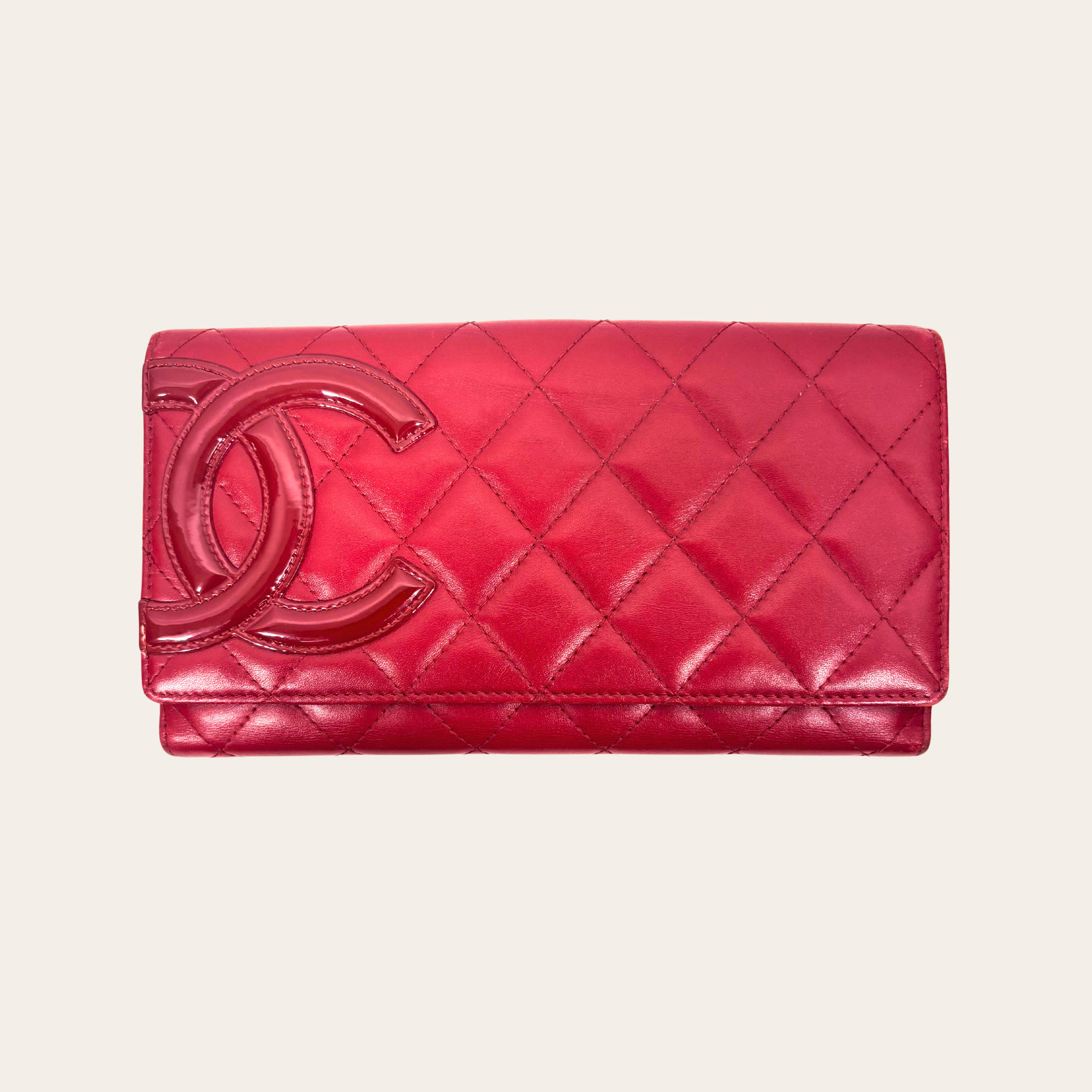 CHANEL – Portefeuille Camélia CC Matelassé Rouge en Cuir d'Agneau