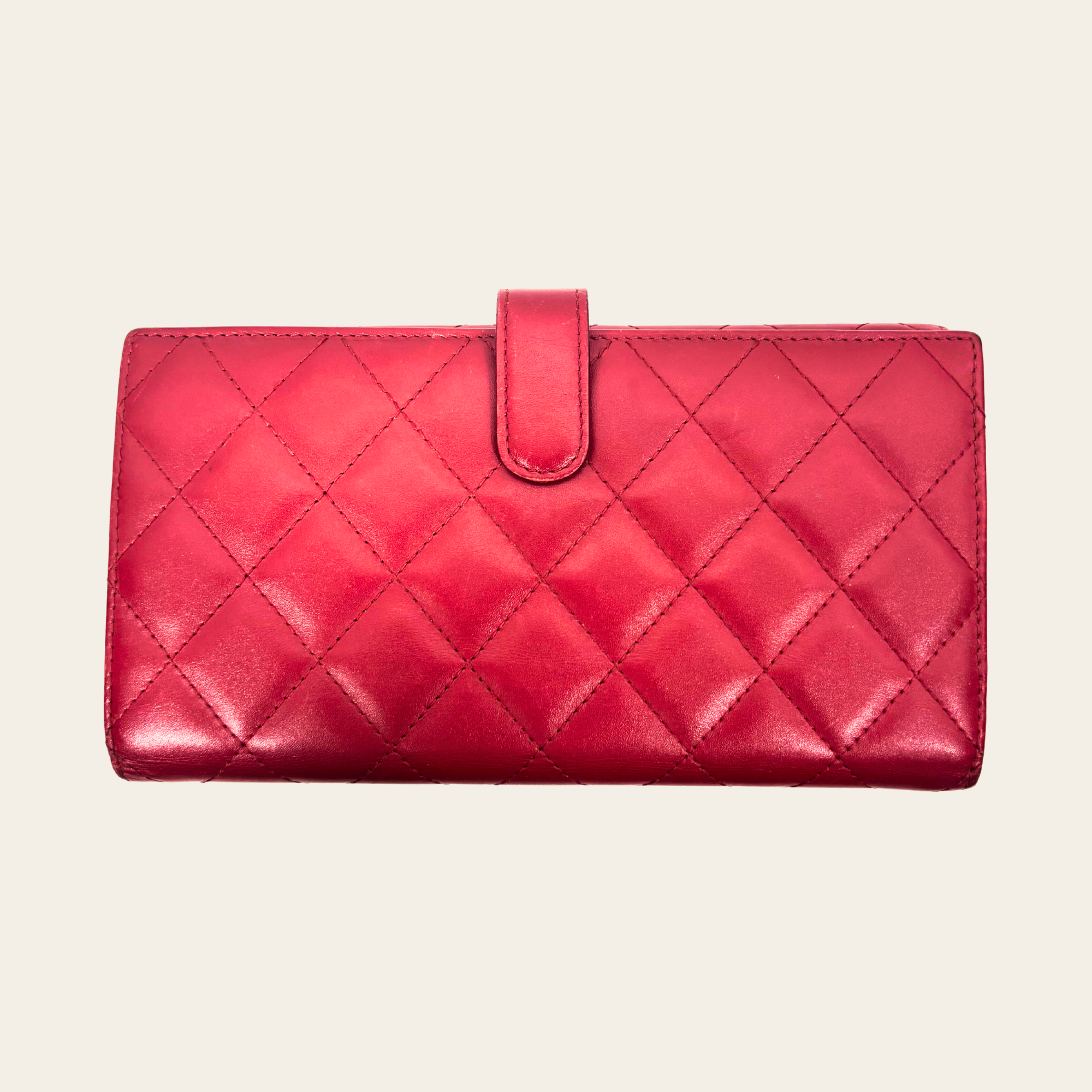 CHANEL – Portefeuille Camélia CC Matelassé Rouge en Cuir d'Agneau