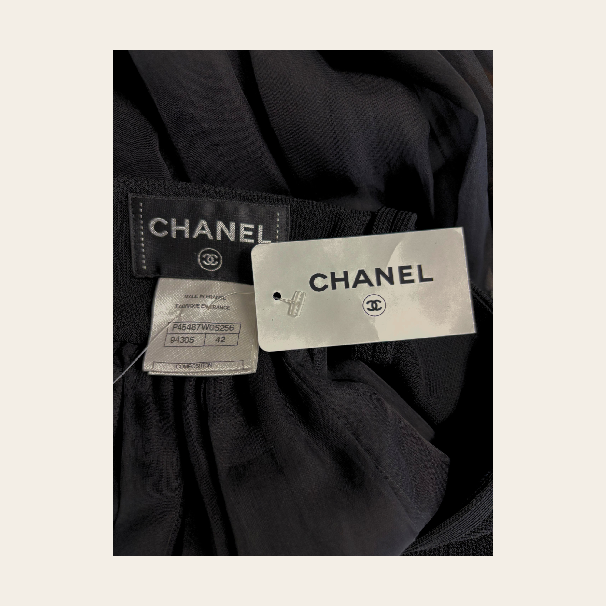 CHANEL – Robe Longue en Soie et Tulle Noir à Camélia, Taille 42