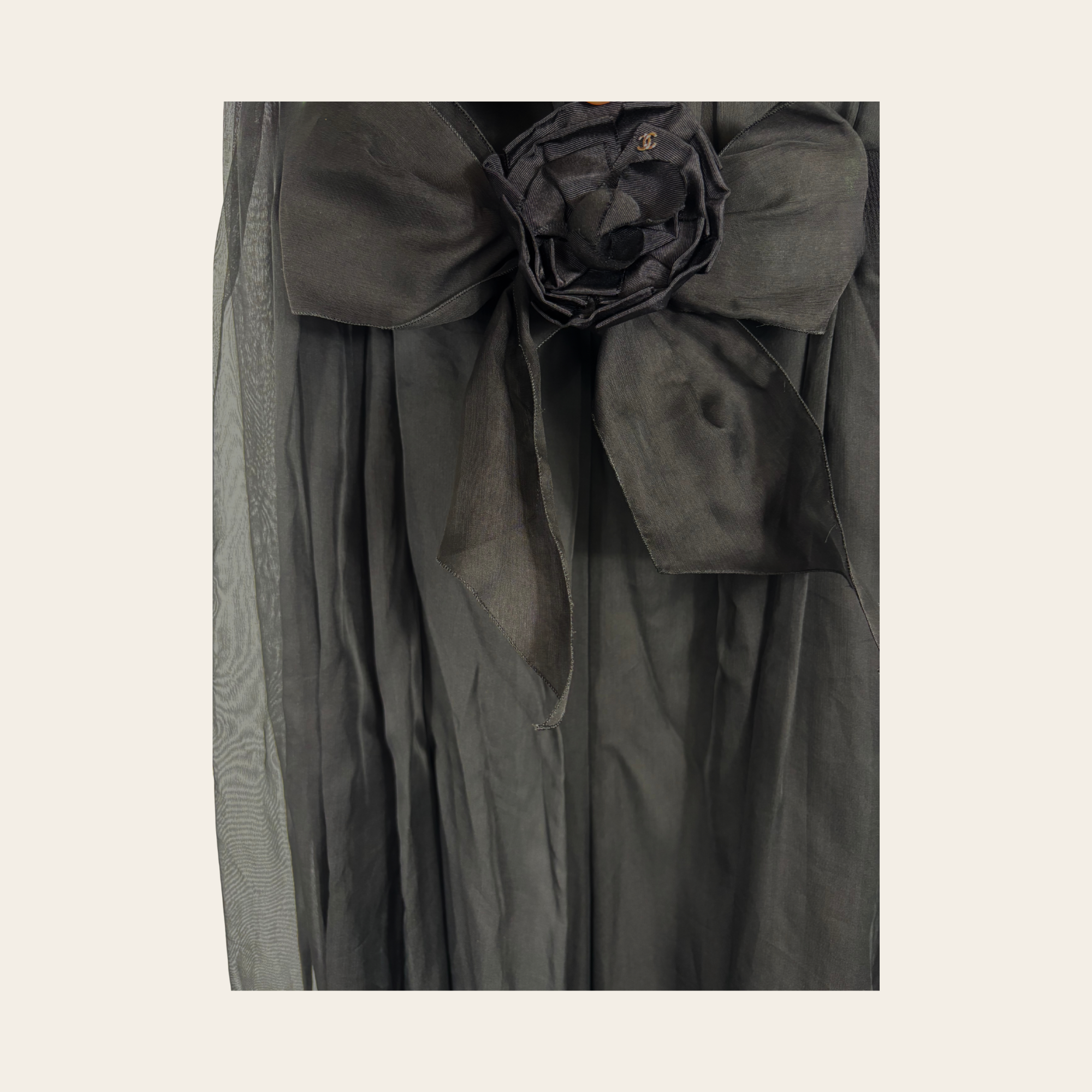 CHANEL – Robe Longue en Soie et Tulle Noir à Camélia, Taille 42