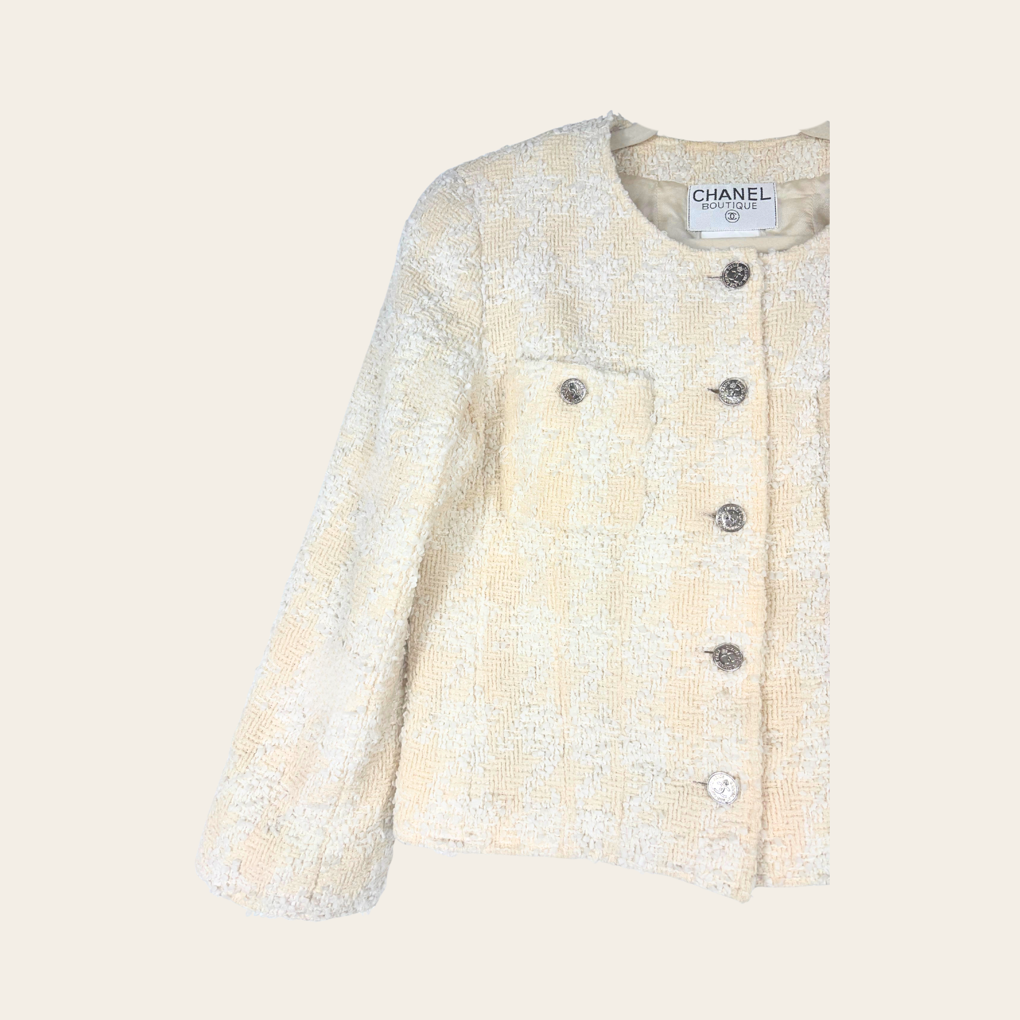 CHANEL – Collection 96P, Ensemble tailleur en tweed écru (Veste & Jupe)