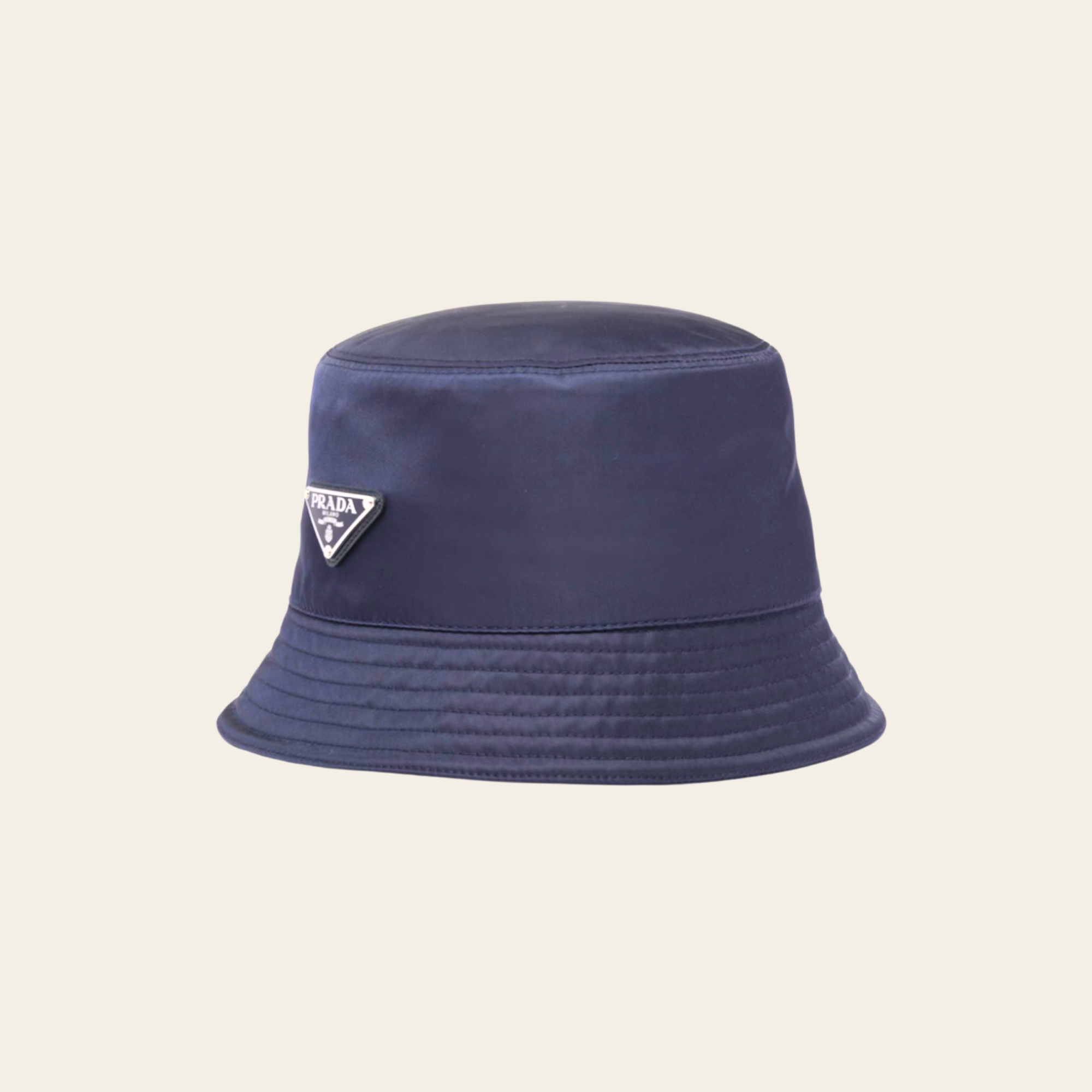 PRADA – Re-Nylon Bucket Hat avec plaque triangulaire émaillée