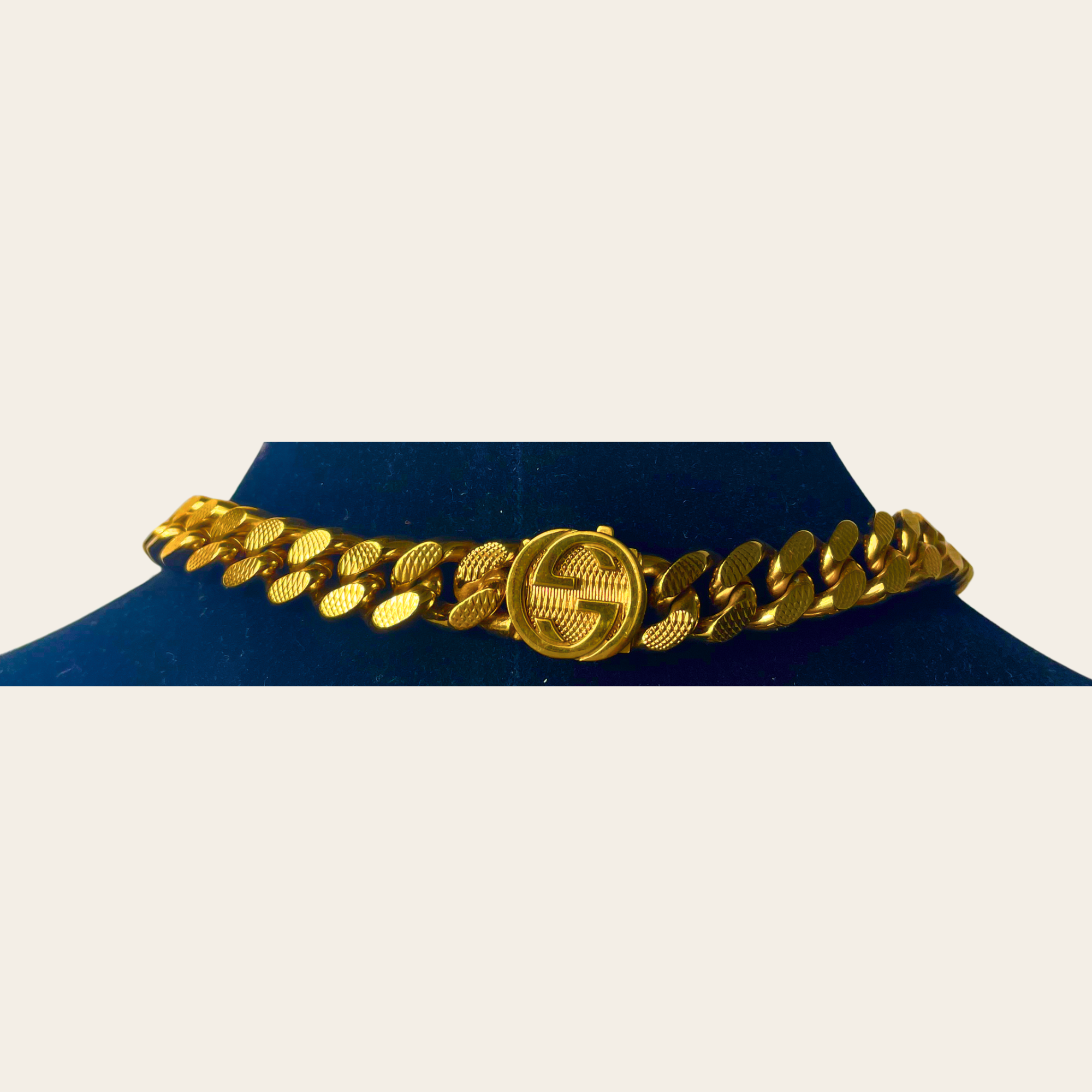 GUCCI - Collier Vintage “GUCCI Letter Charm Chain” Doré