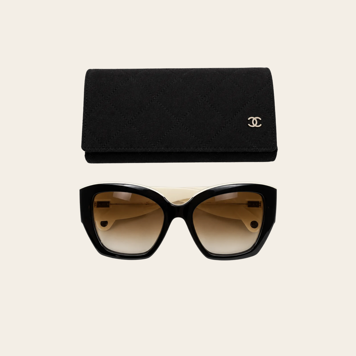 CHANEL — Lunettes de soleil papillon oversize bicolores noires et blanches avec logo CC, modèle 6058