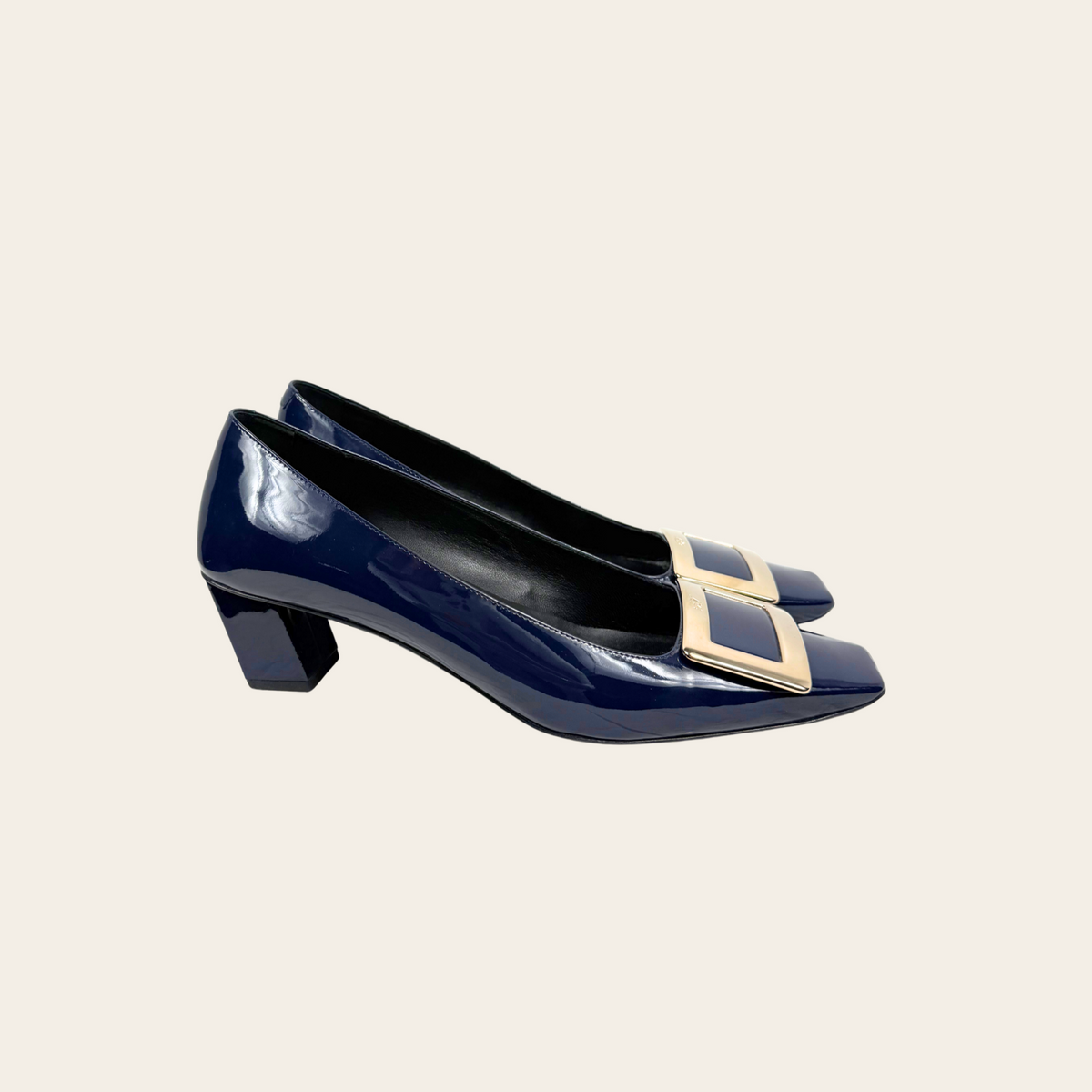 ROGER VIVIER — Escarpins à boucle signature en cuir verni bleu marine, taille 39