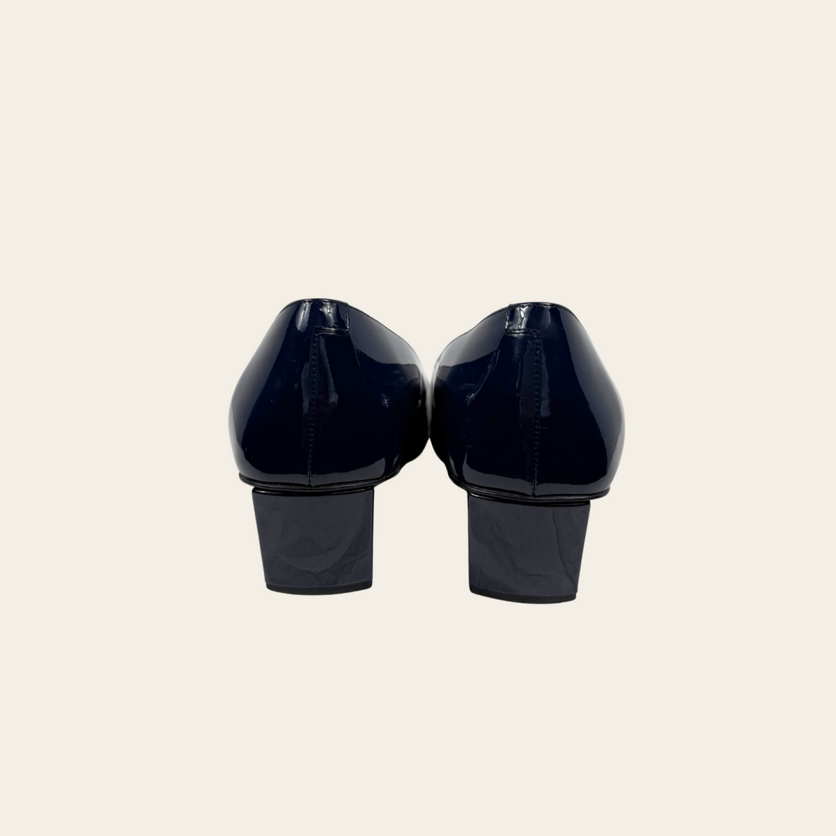 ROGER VIVIER — Escarpins à boucle signature en cuir verni bleu marine, taille 39