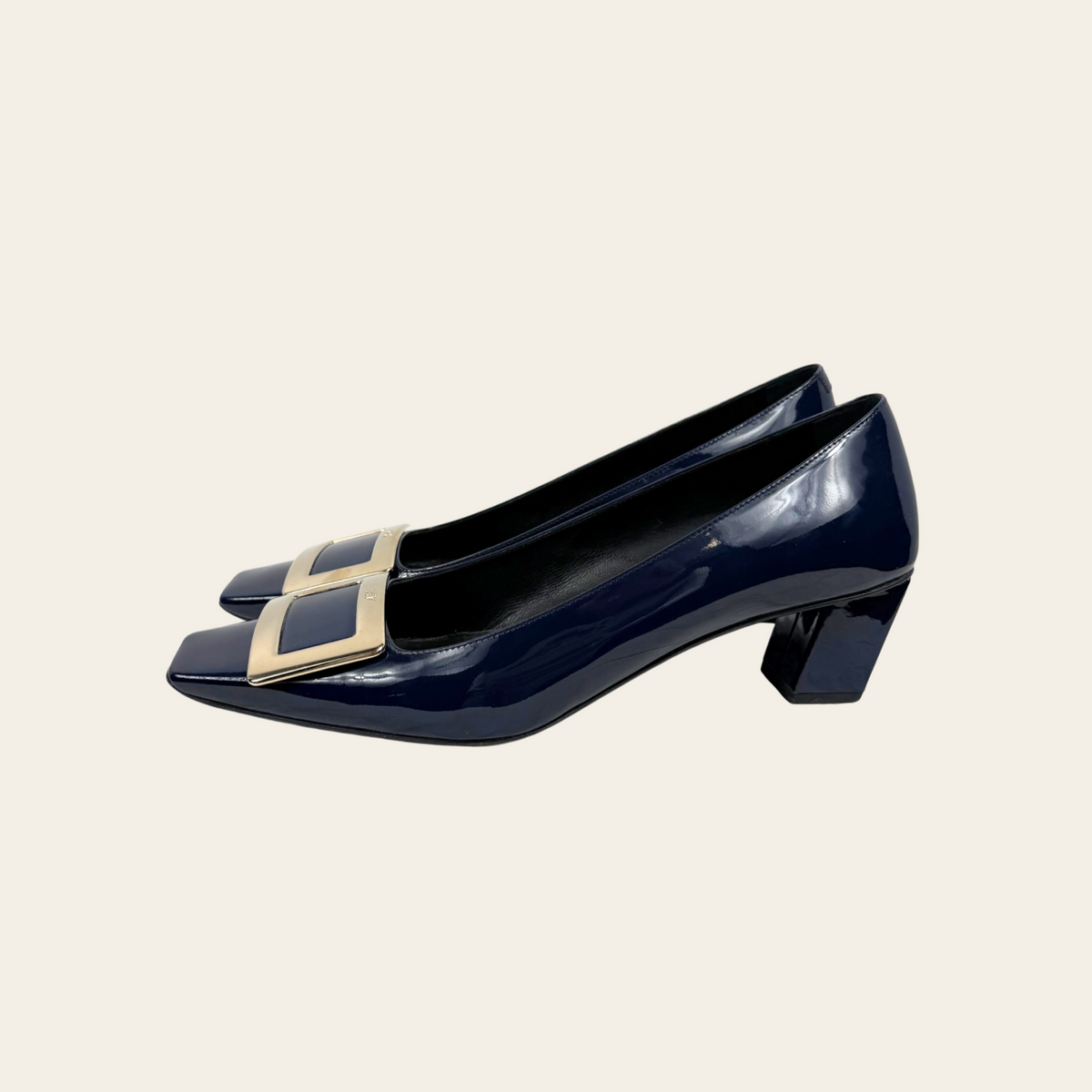 ROGER VIVIER — Escarpins à boucle signature en cuir verni bleu marine, taille 39