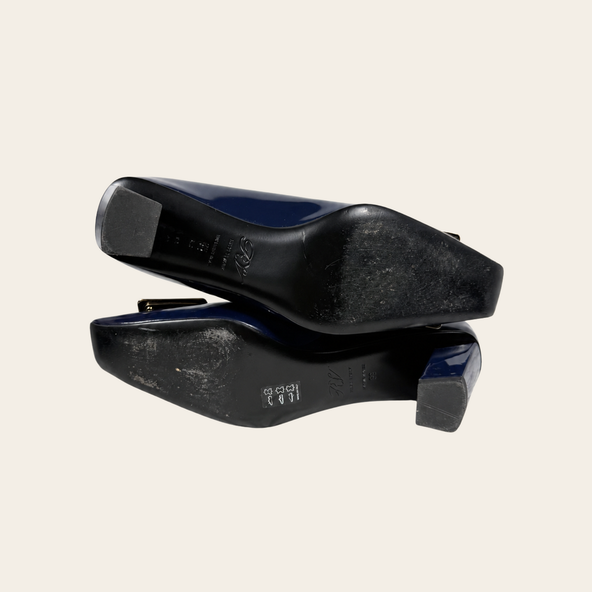 ROGER VIVIER — Escarpins à boucle signature en cuir verni bleu marine, taille 39