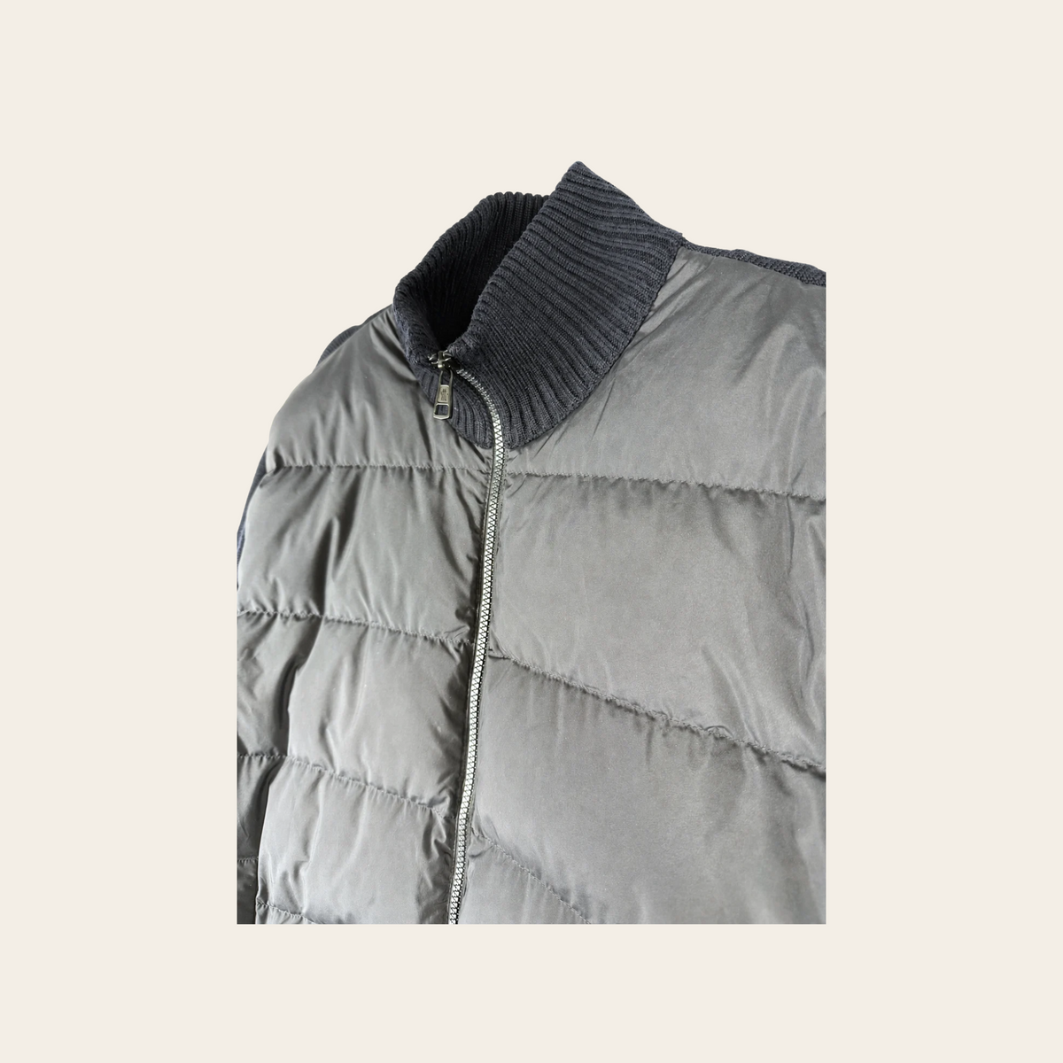 MONCLER — Cardigan Tricot en laine vierge bleu marine à devant matelassé et écusson signature, taille XL