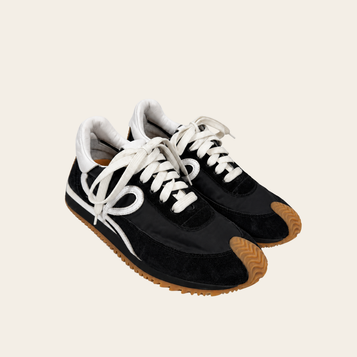 LOEWE — Baskets Flow Runner en nylon et suède noirs à monogramme L blanc et semelle gomme, pointure 38 EU
