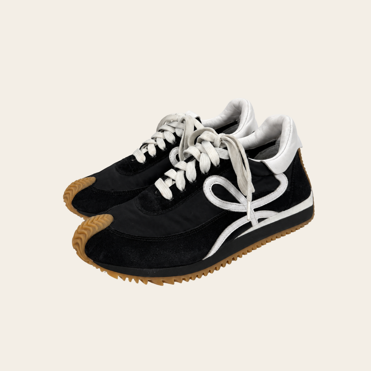 LOEWE — Baskets Flow Runner en nylon et suède noirs à monogramme L blanc et semelle gomme, pointure 38 EU