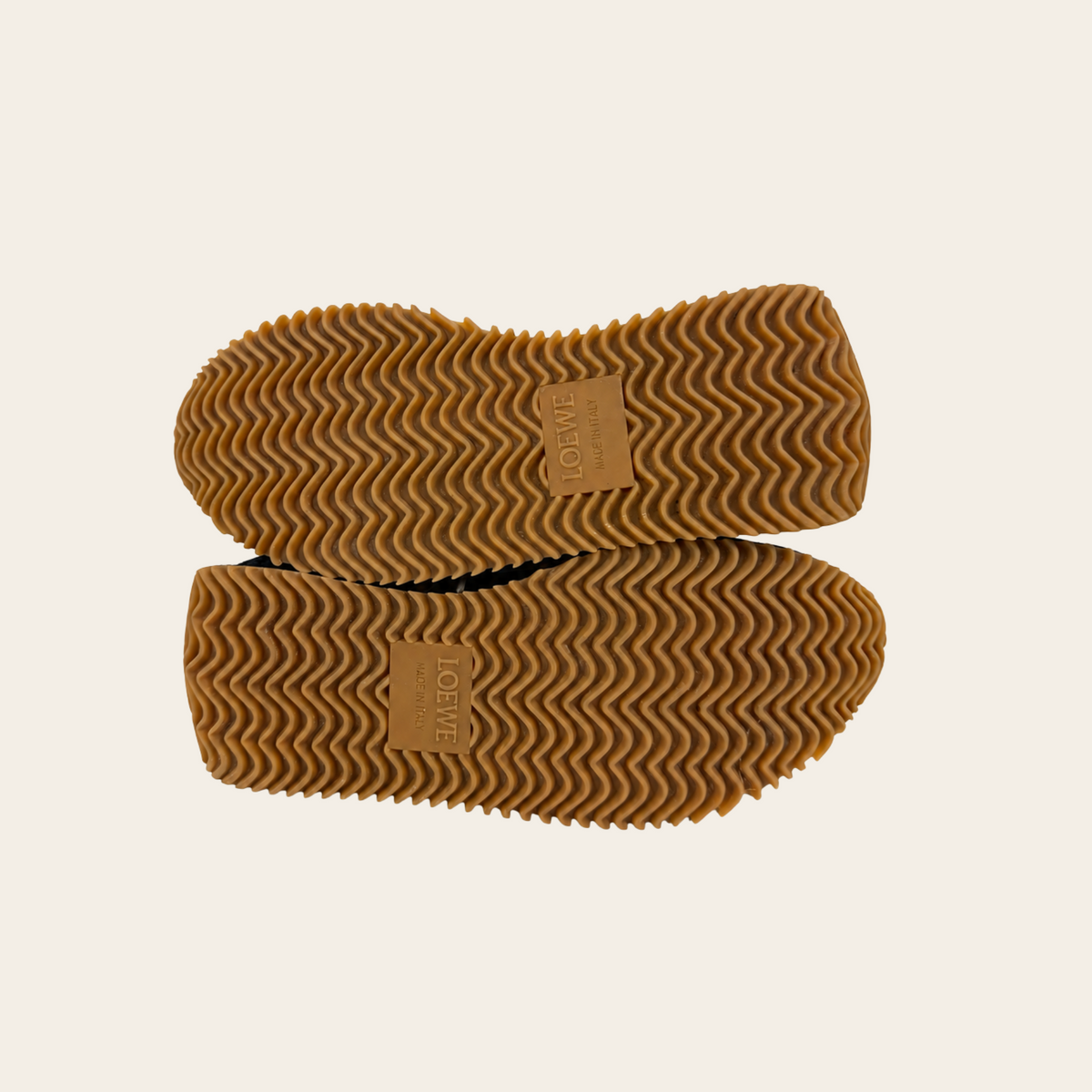 LOEWE — Baskets Flow Runner en nylon et suède noirs à monogramme L blanc et semelle gomme, pointure 38 EU