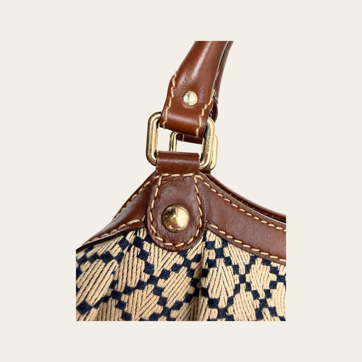 GUCCI — Sac cabas Sukey Medium en toile jacquard Diamante beige et bleu marine, garnitures en cuir brun et détails dorés, taille M