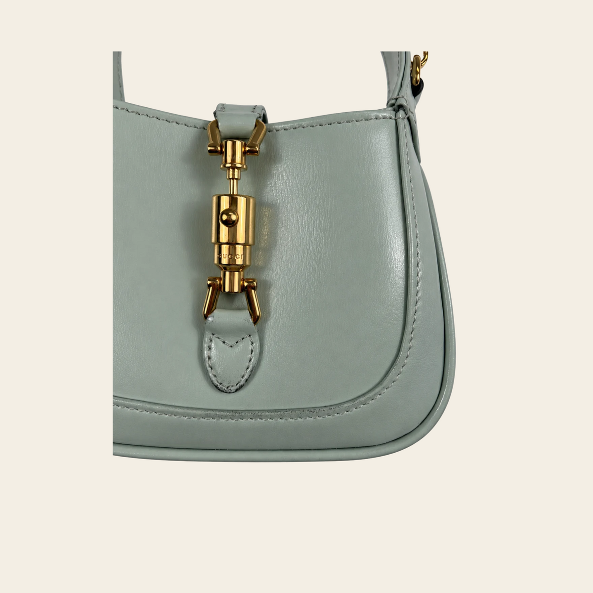 GUCCI — Sac Jackie 1961 Nano en cuir vert sauge avec fermoir piston doré et bandoulière chaîne, taille Nano