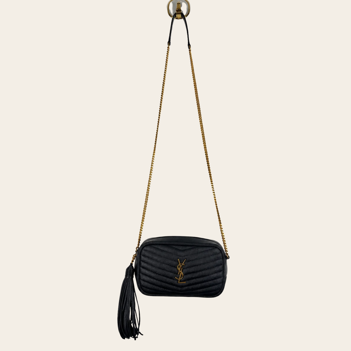 SAINT LAURENT — Sac Lou Camera en cuir grainé matelassé noir avec pompon
