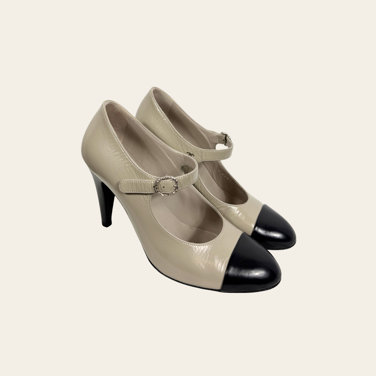 CHANEL — Escarpins Mary Jane bicolores en cuir de chèvre brillant beige et noir, taille 40C