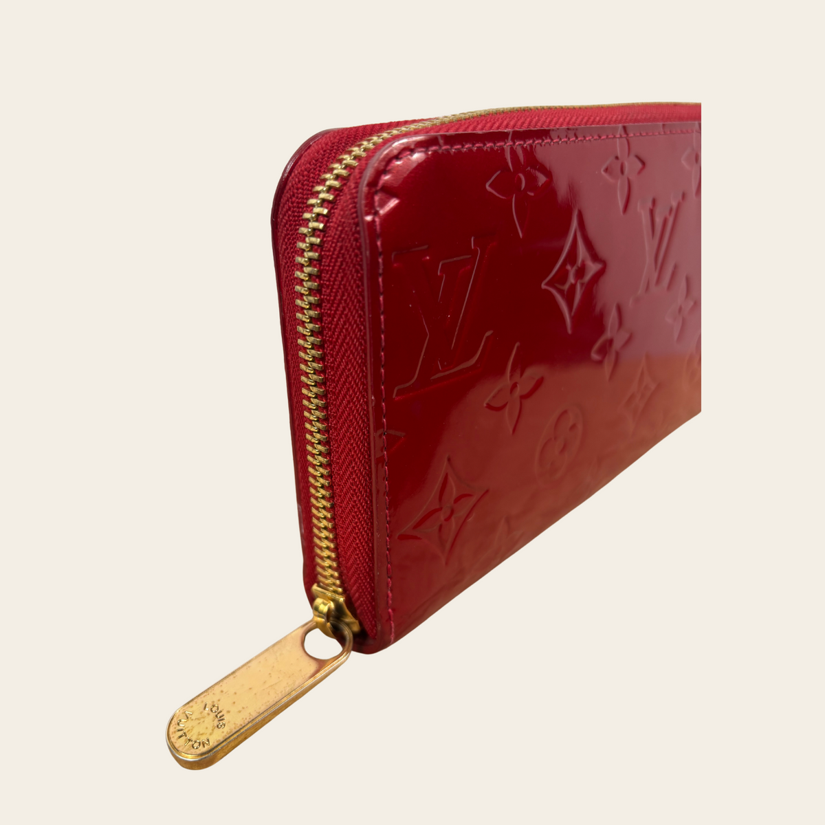 LOUIS VUITTON — Portefeuille Zippy en cuir Monogram Vernis Pomme d'amour