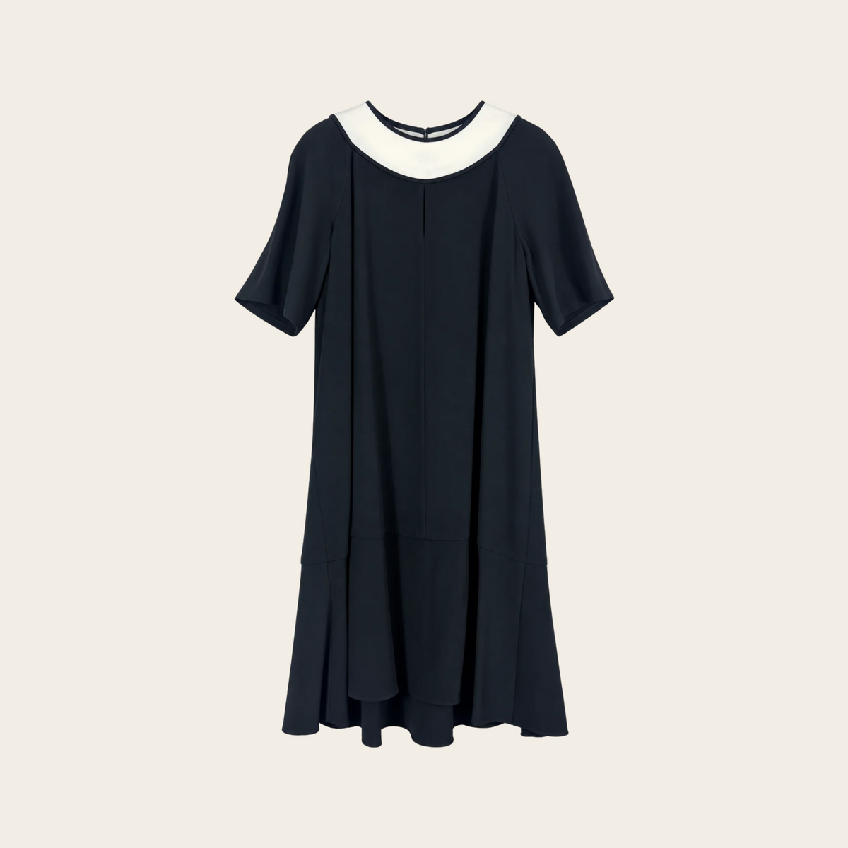 MI JONG LEE — Robe trapèze noire à encolure ivoire contrastante et bas fluide, taille M (8 US)
