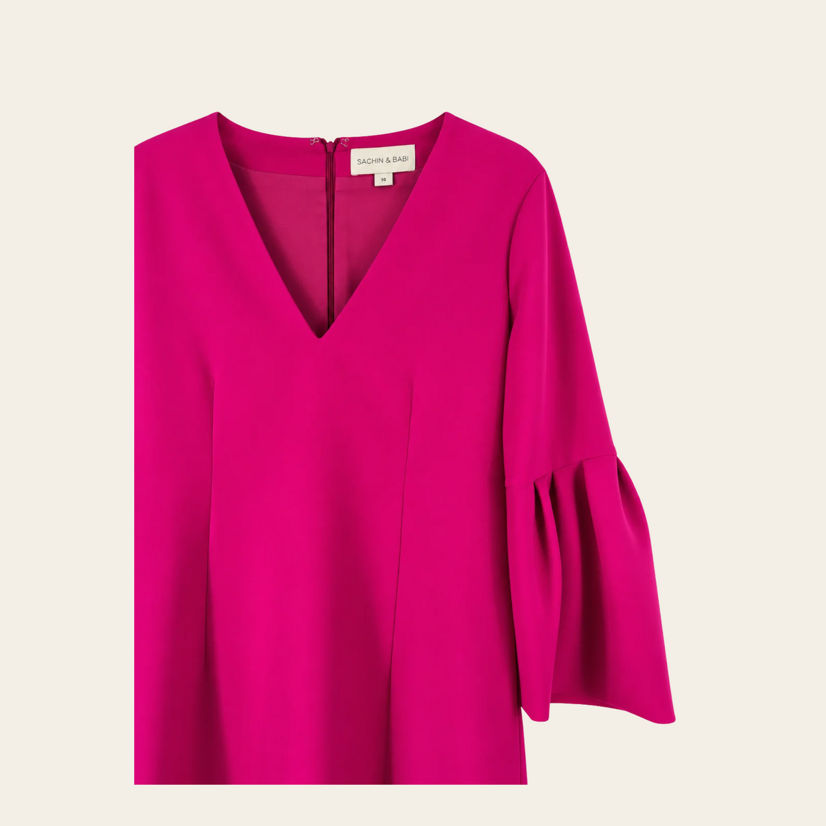 SACHIN & BABI — Robe Ginette en crêpe fuchsia à encolure en V et manches évasées plissées — L (10 US)