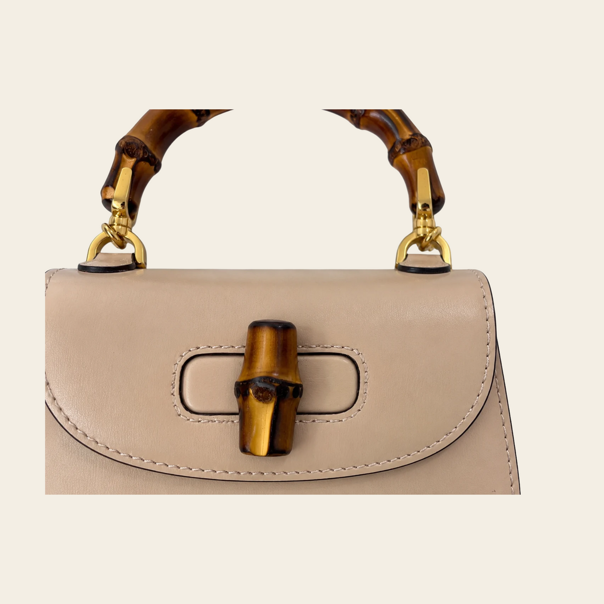 GUCCI — Sac Bamboo 1947 Nano en cuir beige nude avec anse en bambou et bandoulière chaîne dorée, taille Nano