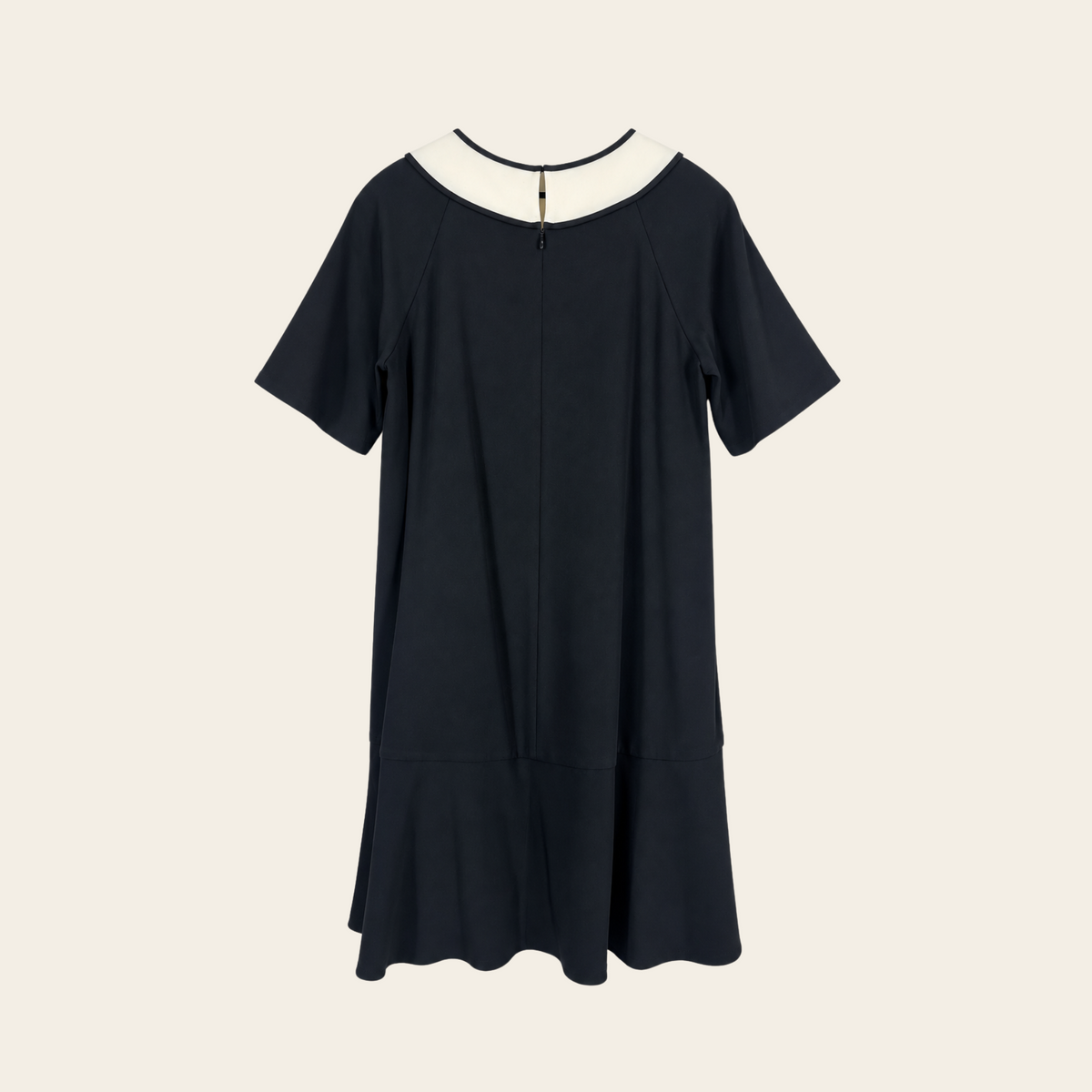 MI JONG LEE — Robe trapèze noire à encolure ivoire contrastante et bas fluide, taille M (8 US)