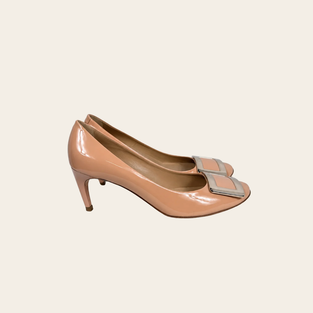 ROGER VIVIER — Escarpins à boucle signature en cuir verni rose poudré avec talons fins, taille 39