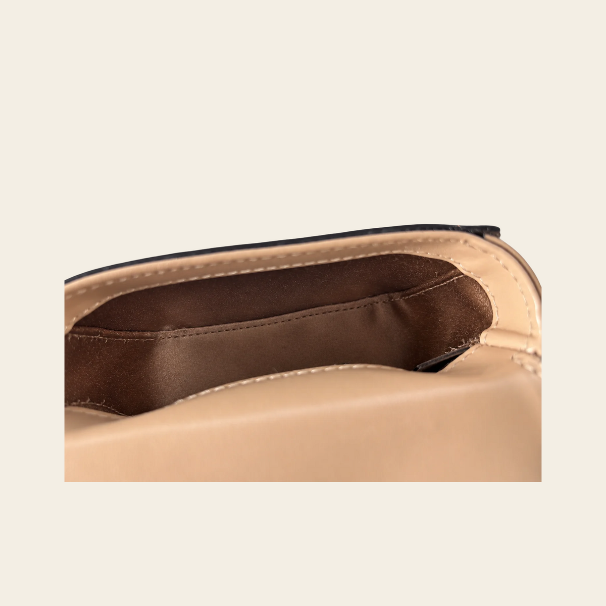 GUCCI — Sac Bamboo 1947 Nano en cuir beige nude avec anse en bambou et bandoulière chaîne dorée, taille Nano