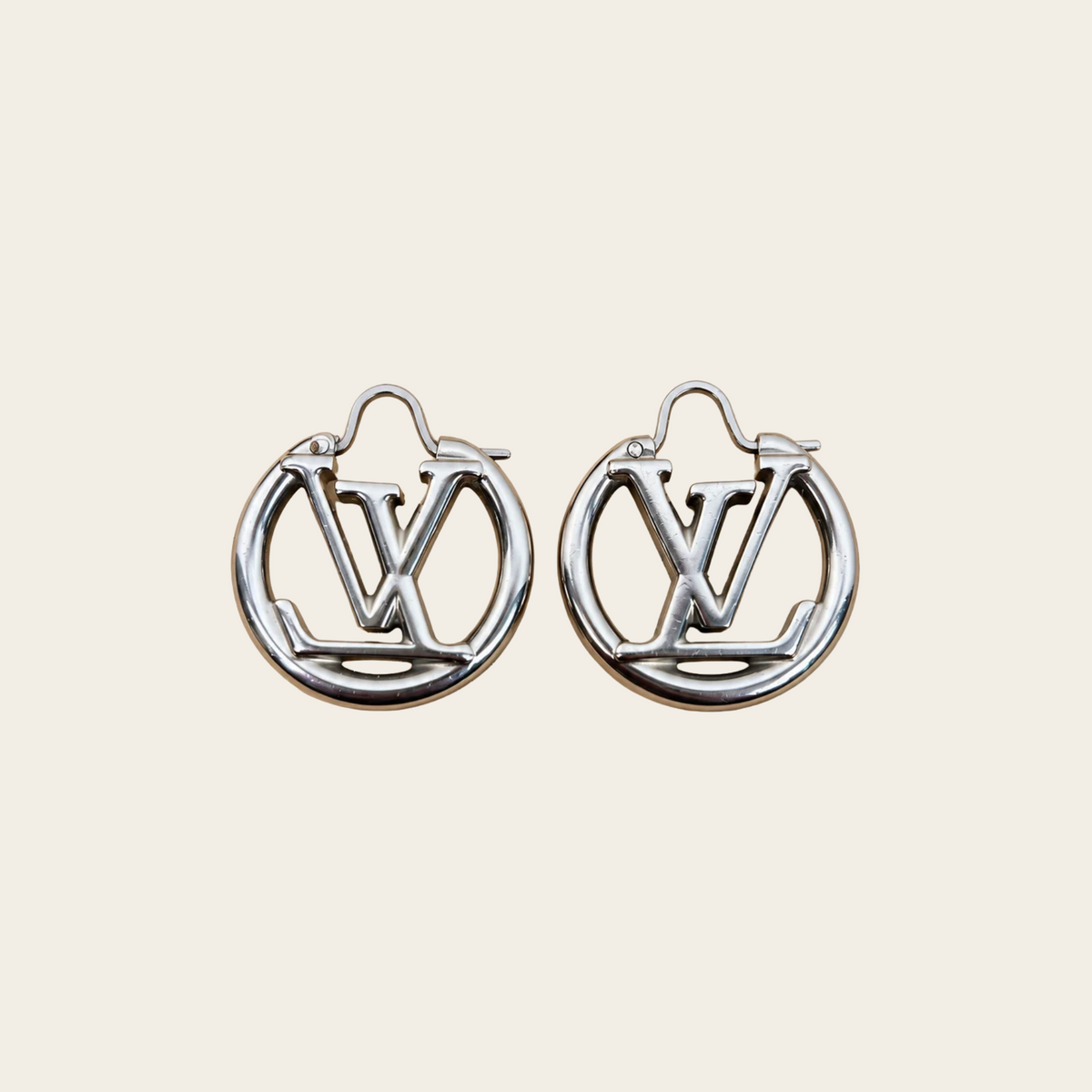LOUIS VUITTON — Boucles d’oreilles créoles Louise, finition palladium argentée