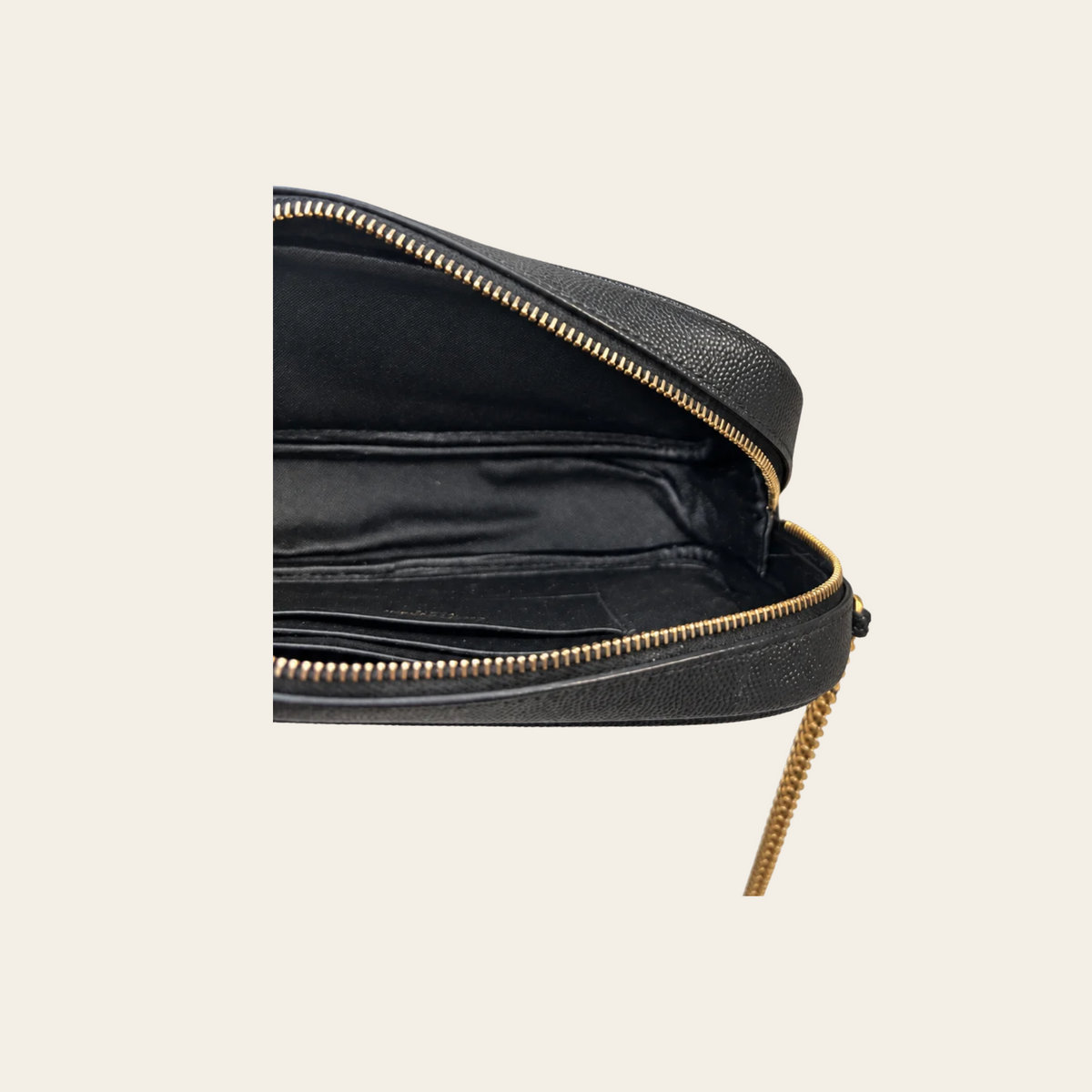 SAINT LAURENT — Sac Lou Camera en cuir grainé matelassé noir avec pompon