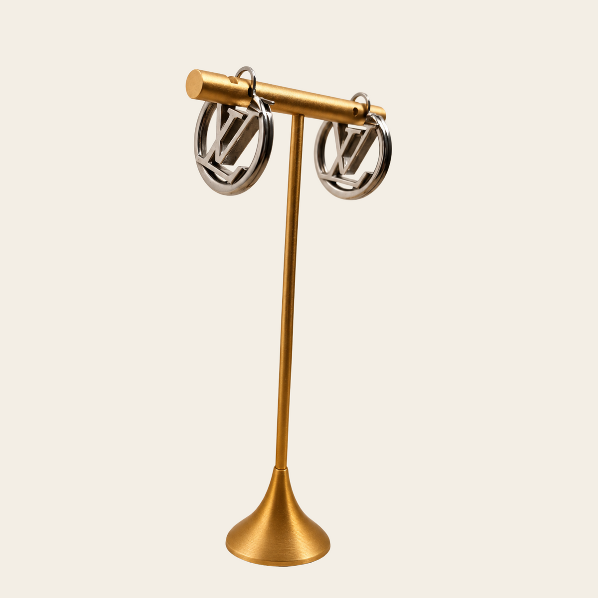 LOUIS VUITTON — Boucles d’oreilles créoles Louise, finition palladium argentée