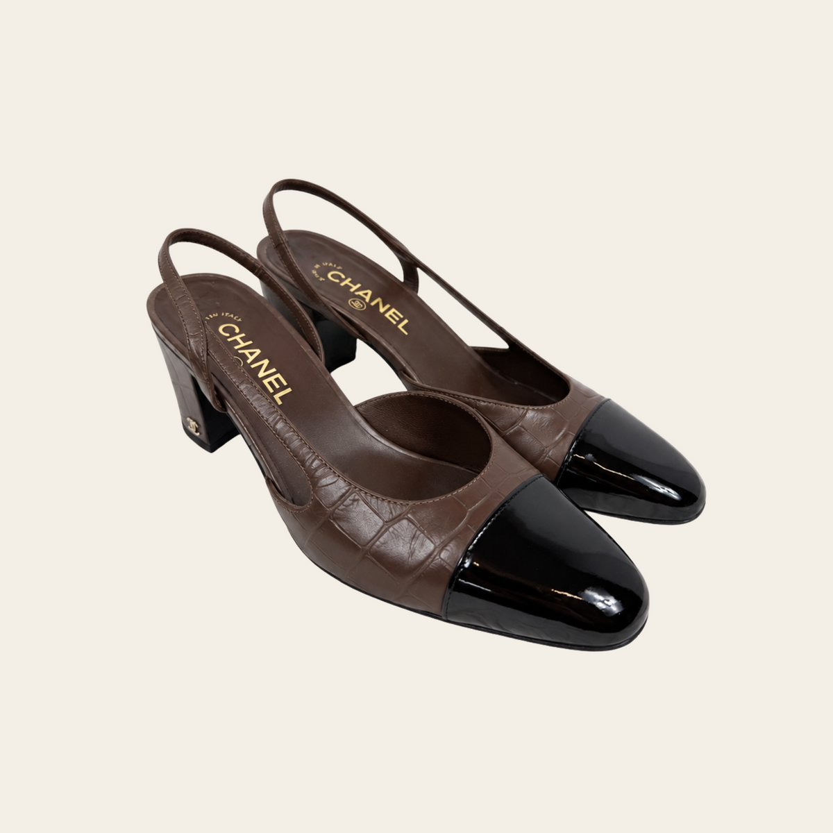 CHANEL — Escarpins slingback bicolores en cuir de veau embossé façon crocodile marron et cuir verni noir, taille 39,5
