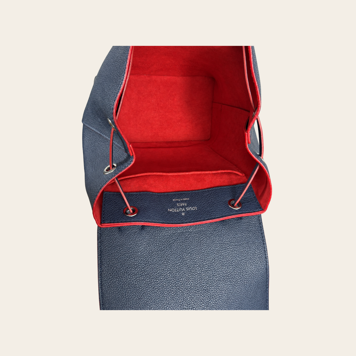 LOUIS VUITTON — Sac à dos Lockme en cuir grainé bleu marine et rouge