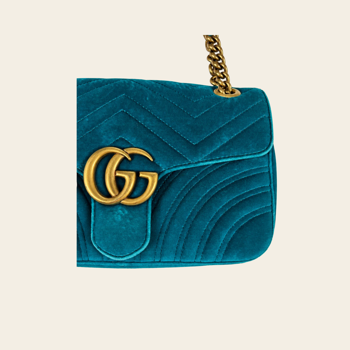 GUCCI — Sac GG Marmont Small en velours matelassé turquoise avec chaîne dorée et logo Double G, taille S