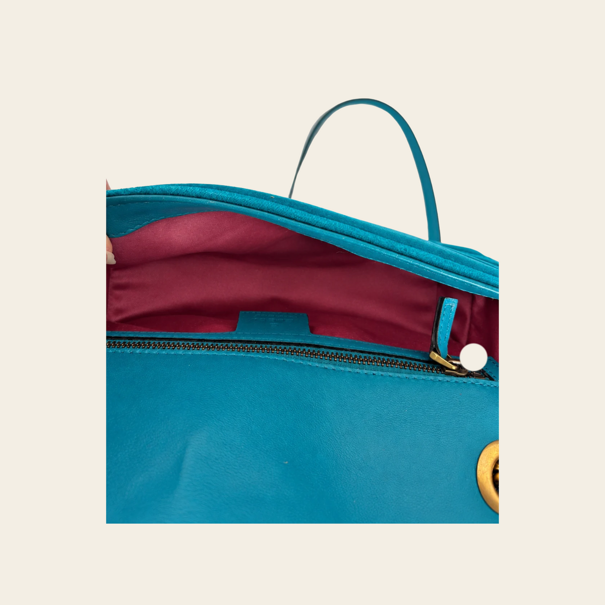GUCCI — Sac GG Marmont Small en velours matelassé turquoise avec chaîne dorée et logo Double G, taille S