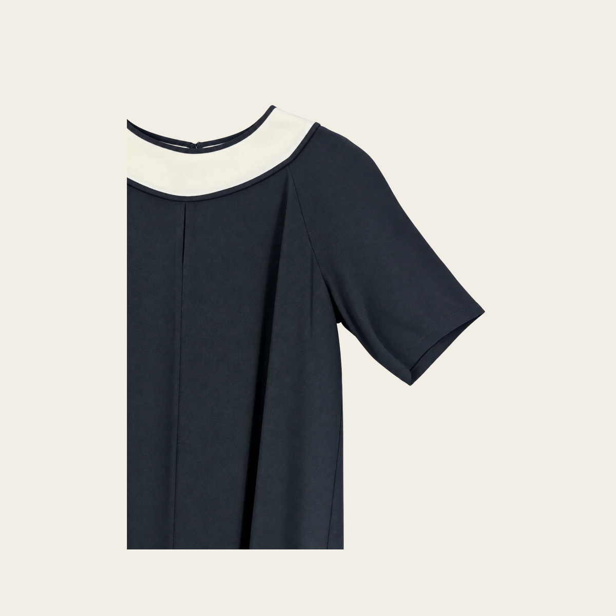 MI JONG LEE — Robe trapèze noire à encolure ivoire contrastante et bas fluide, taille M (8 US)