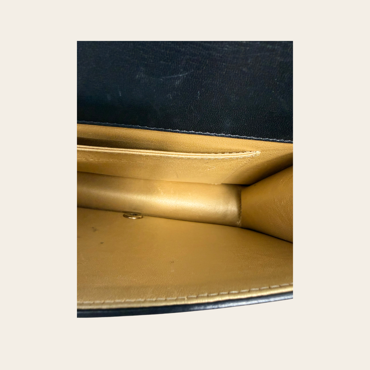 CHANEL – Boy Medium matelassé noir & ivoire