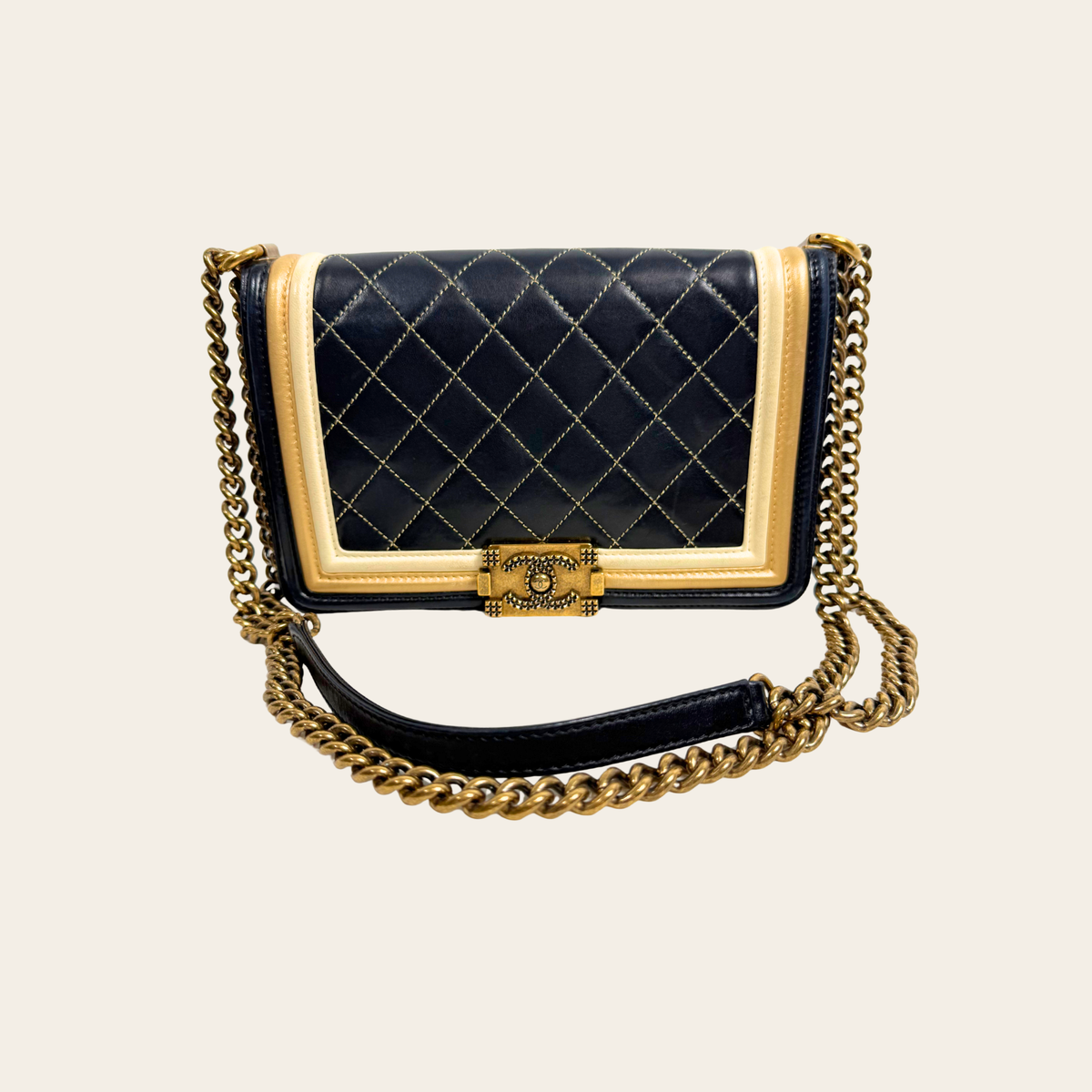 CHANEL – Boy Medium matelassé noir & ivoire