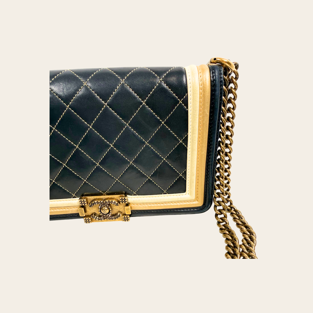 CHANEL – Boy Medium matelassé noir & ivoire