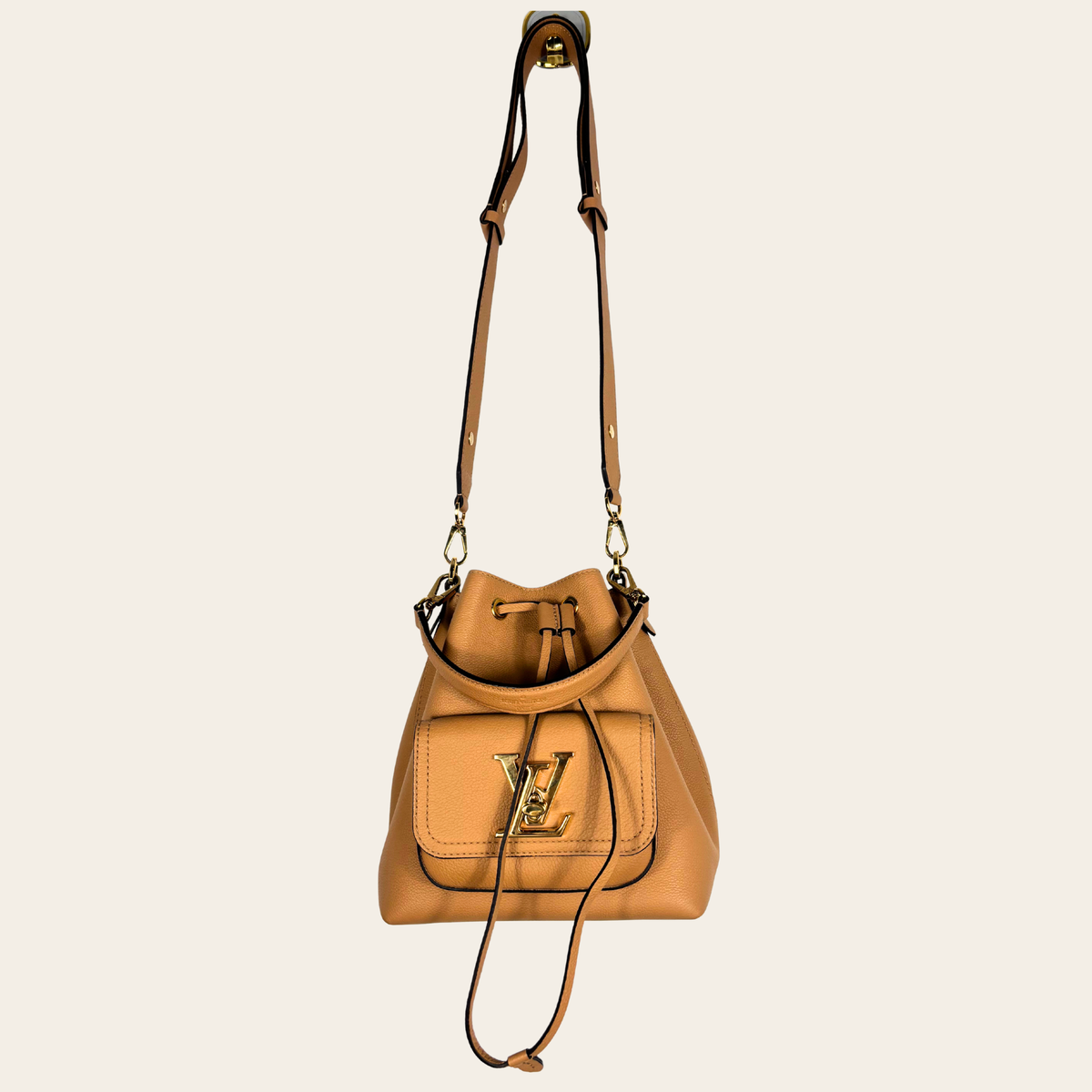 LOUIS VUITTON – LockMe Bucket NV MM – Arizona