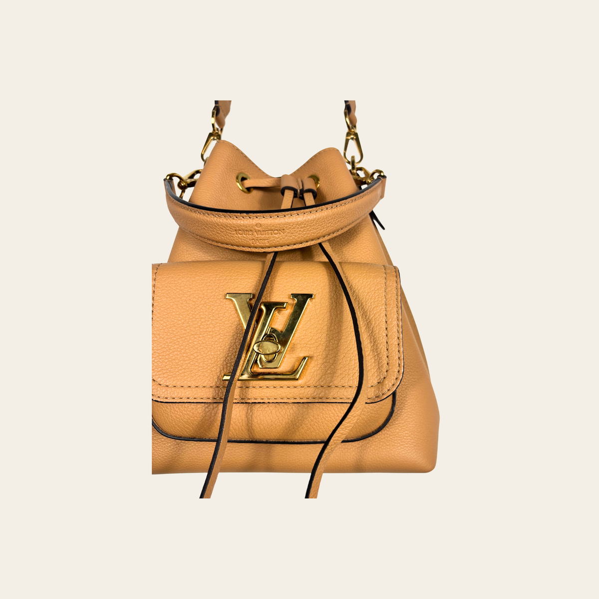 LOUIS VUITTON – LockMe Bucket NV MM – Arizona