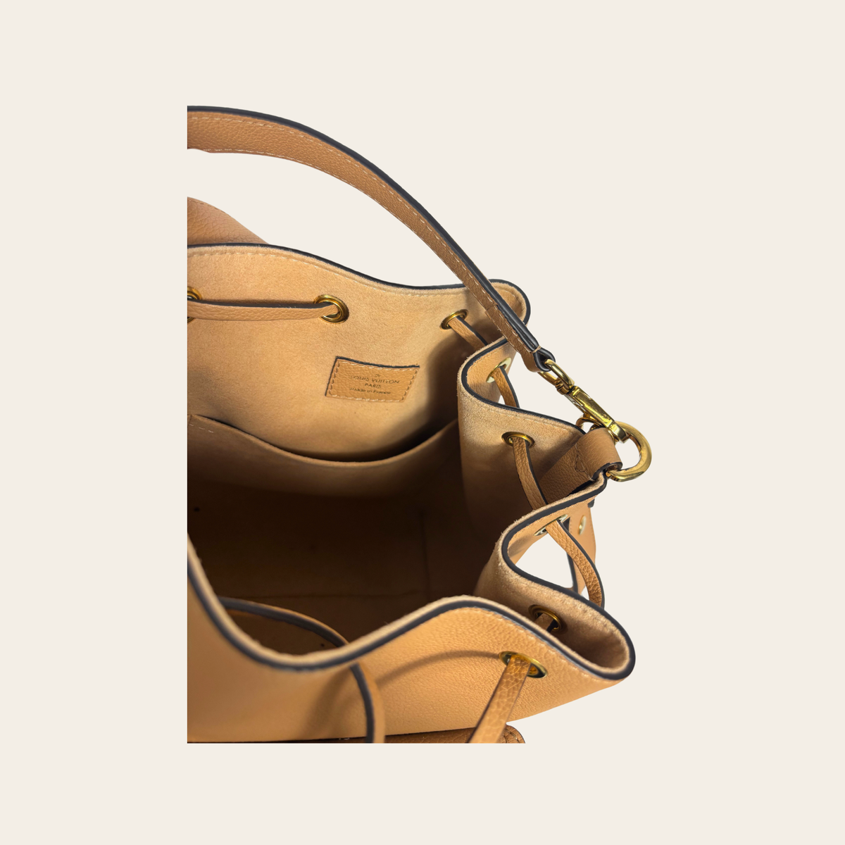 LOUIS VUITTON – LockMe Bucket NV MM – Arizona