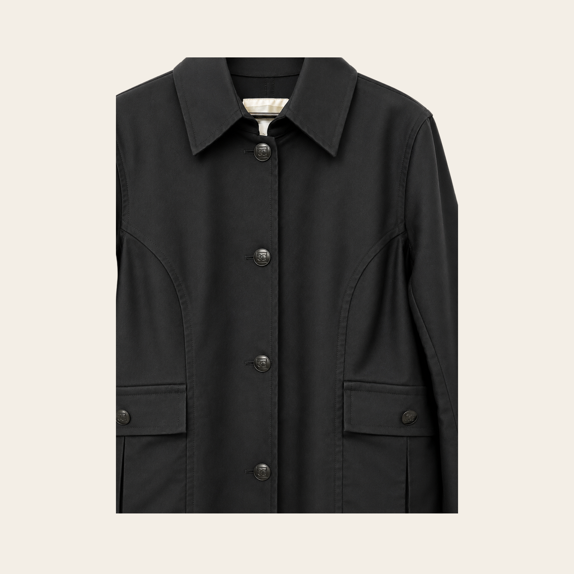 CHANEL – Manteau Utility Long en Coton Noir à Boutons CC, Taille 50